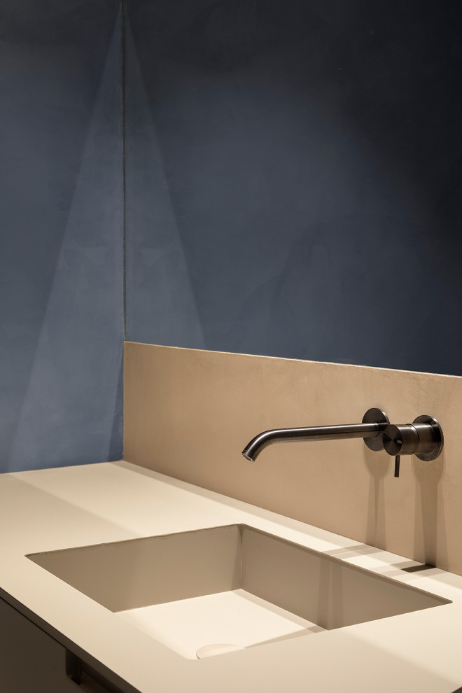 Foto di una stanza da bagno padronale design di medie dimensioni con ante lisce, ante beige, pareti blu, top beige, un lavabo e mobile bagno incassato