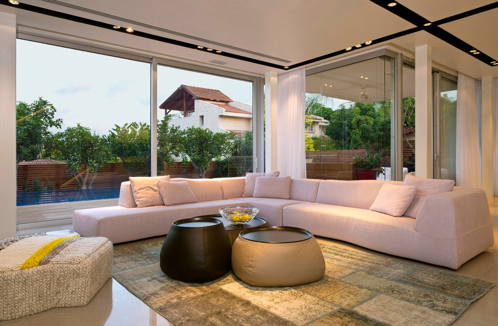 Inspiration for a contemporary living room in Tel Aviv.