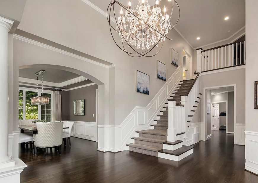 Example of a transitional home design design in Seattle