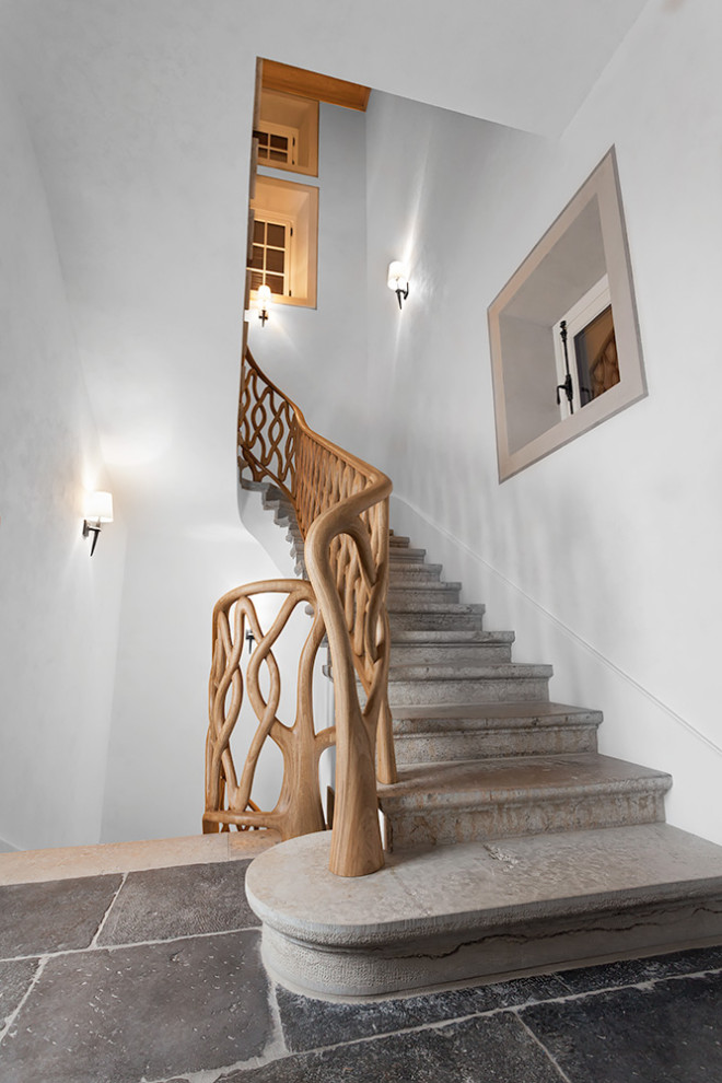 Gewendelte Eklektische Treppe mit Beton-Setzstufen in Berlin