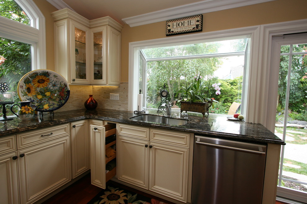 Design ideas for a traditional kitchen in Orange County.