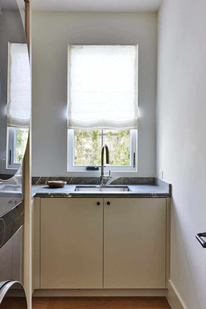 Bathroom - bathroom idea in Los Angeles