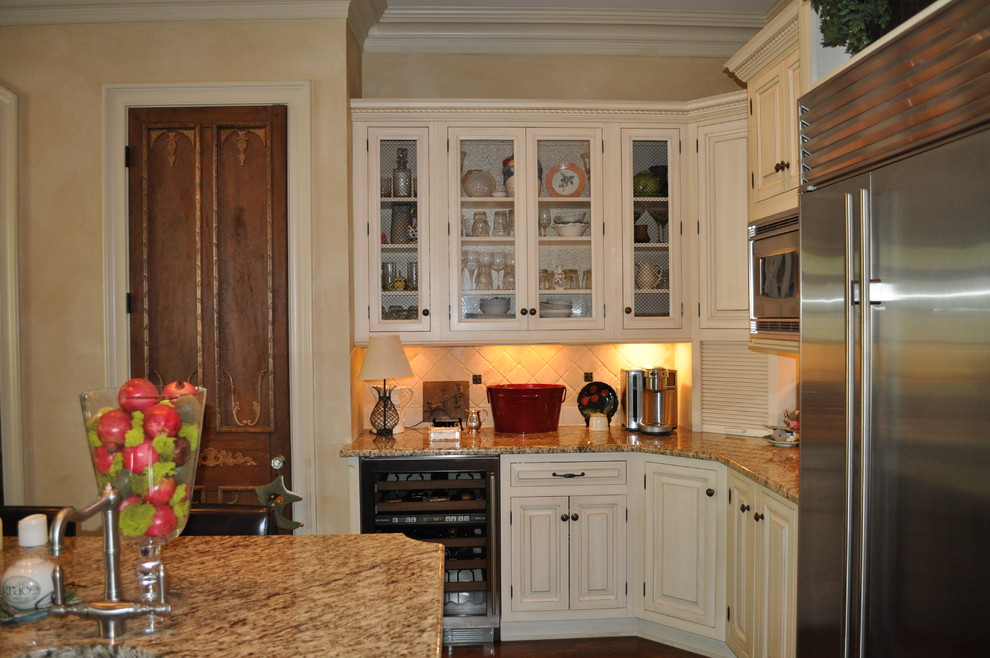 Example of a transitional kitchen design in Raleigh