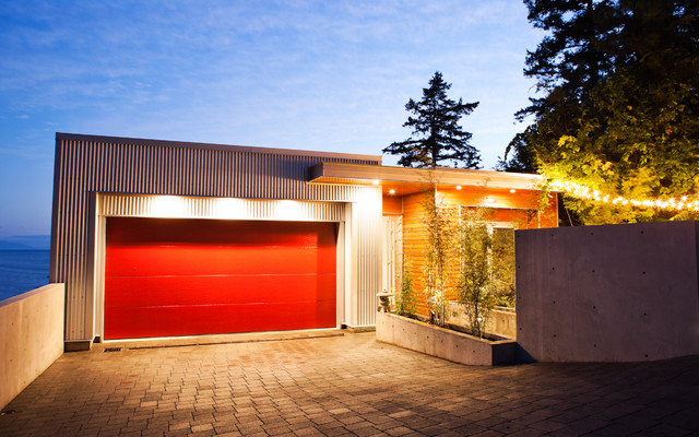 Echo Beach modern-garage