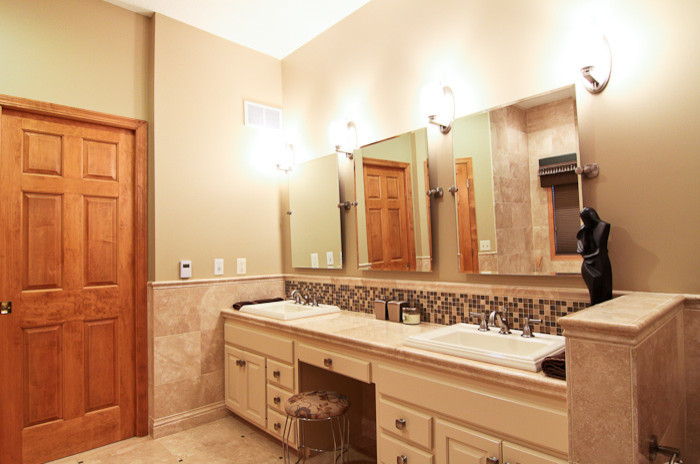 This is an example of a traditional bathroom in Minneapolis.