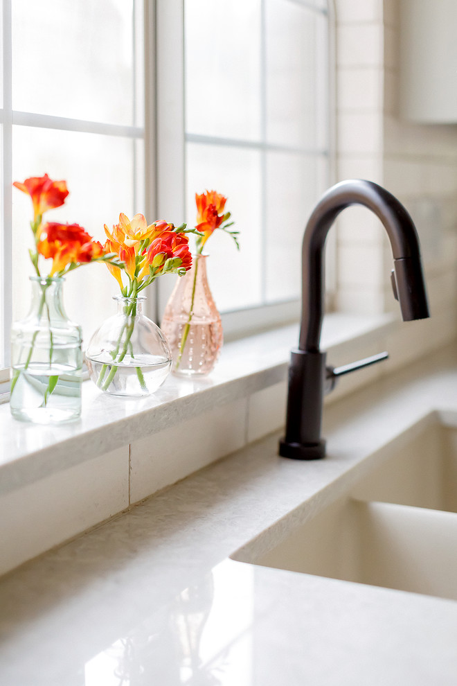 Transitional home design photo in Austin