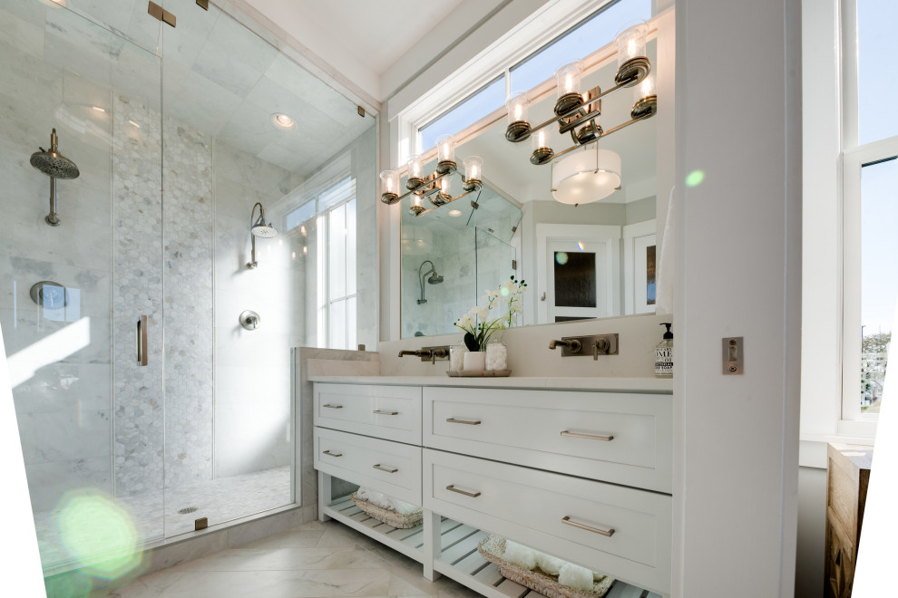 На фото: главная ванная комната среднего размера в стиле кантри с фасадами в стиле шейкер, белыми фасадами, двойным душем, раздельным унитазом, белой плиткой, мраморной плиткой, серыми стенами, мраморным полом, врезной раковиной, столешницей из искусственного кварца, белым полом, душем с распашными дверями, белой столешницей, тумбой под две раковины и напольной тумбой с