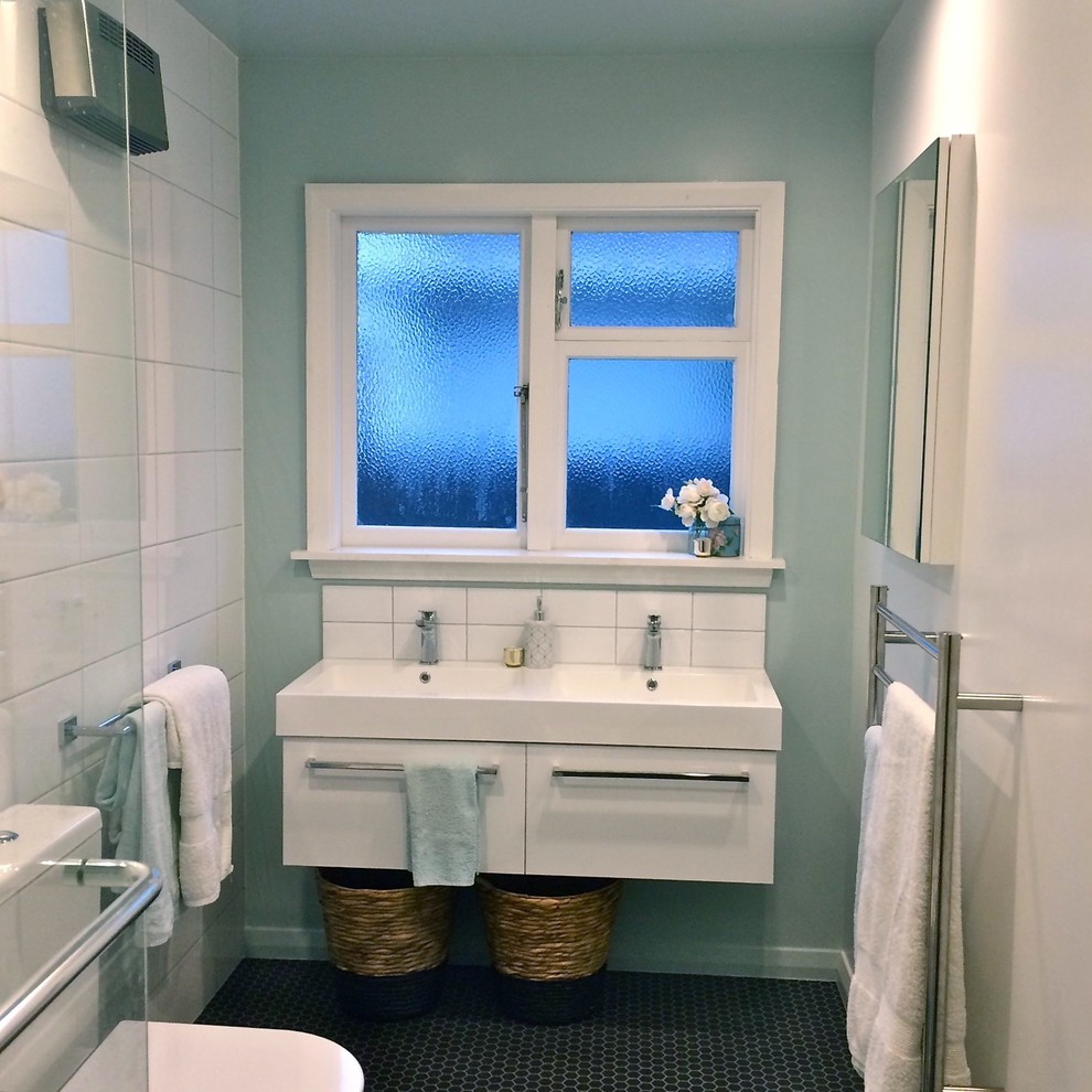 Small traditional 3/4 bathroom in Christchurch.