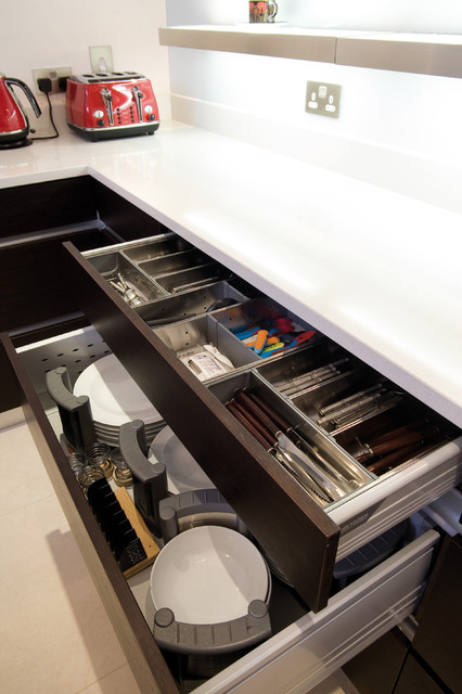 Wenge and White contemporaneo-cucina