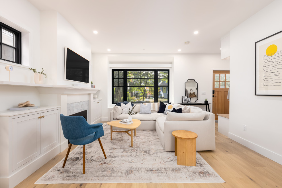 Стильный дизайн: гостиная комната в стиле модернизм с стандартным камином - последний тренд