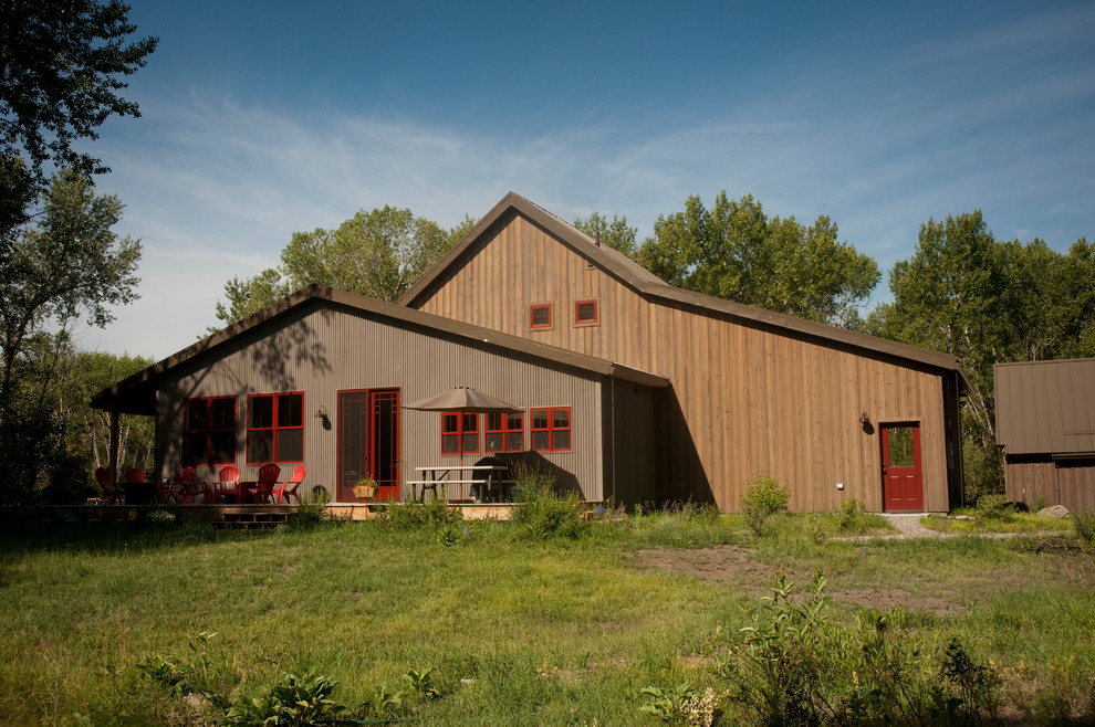 Mid-sized mountain style home design photo