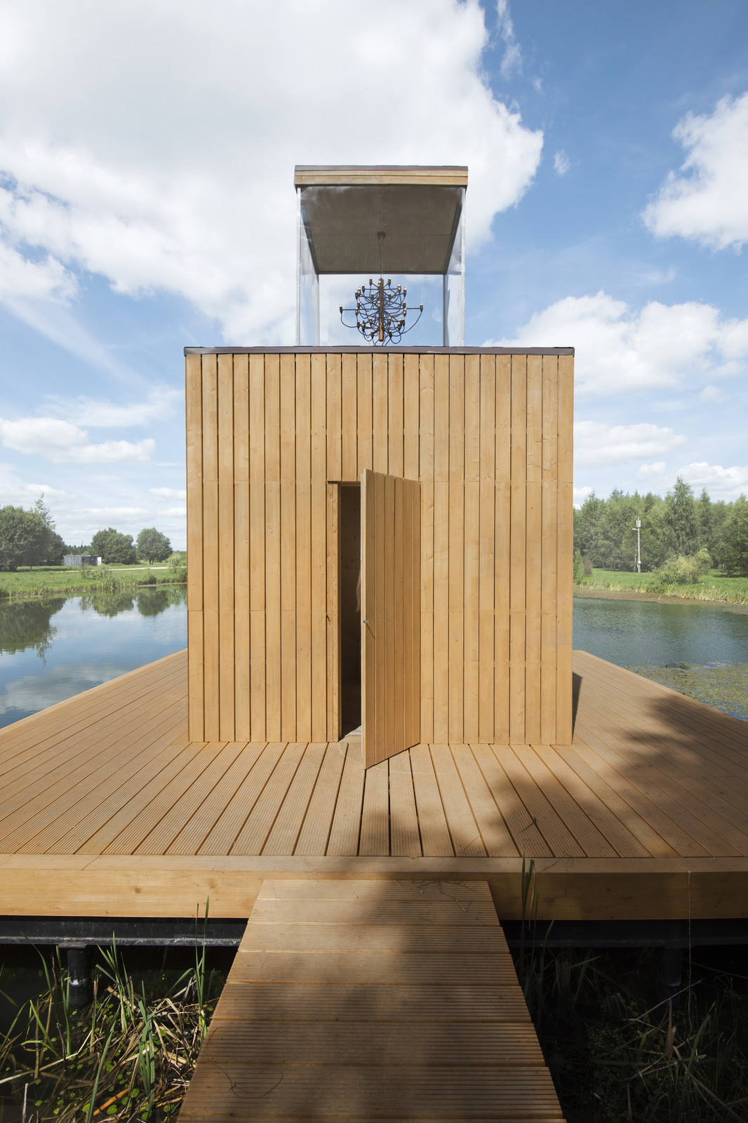 Дом с люстрой