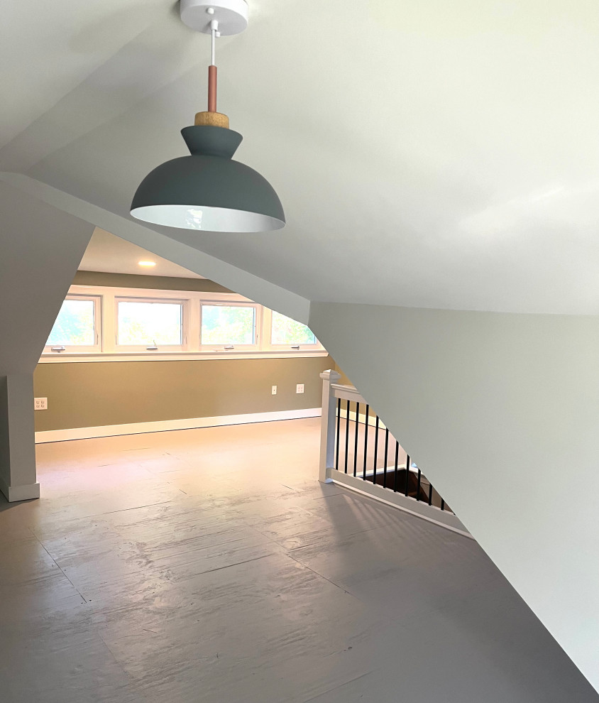 Foto di uno studio tradizionale di medie dimensioni con pareti bianche, pavimento in compensato, pavimento grigio e soffitto a volta