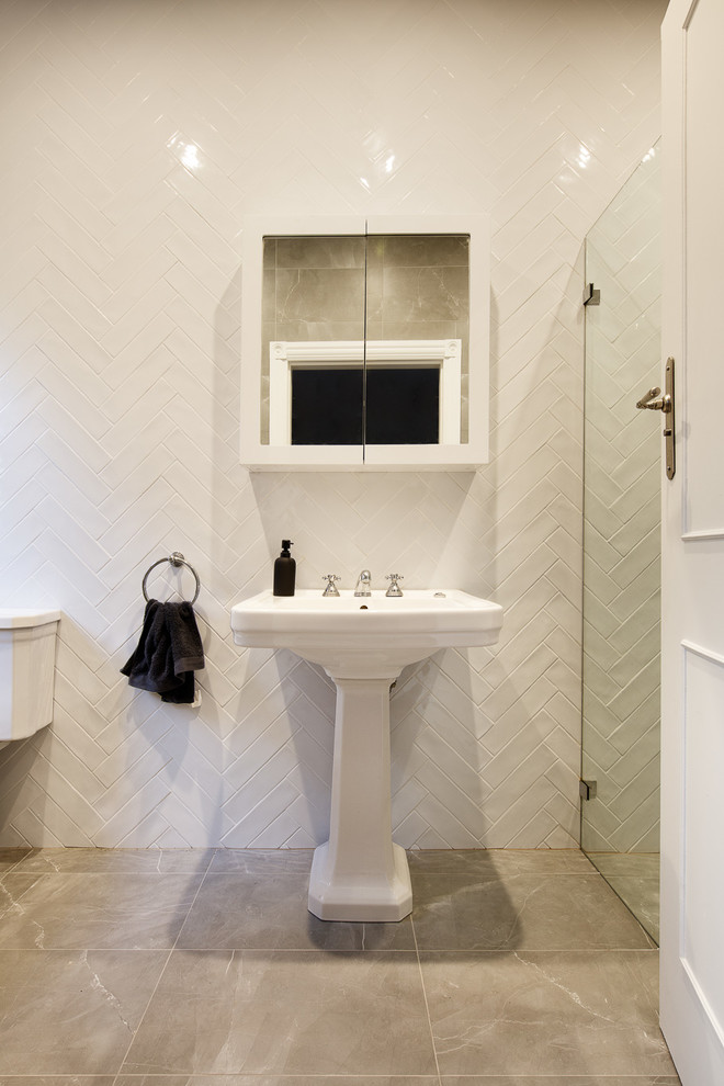 This is an example of a traditional master bathroom in Sydney.