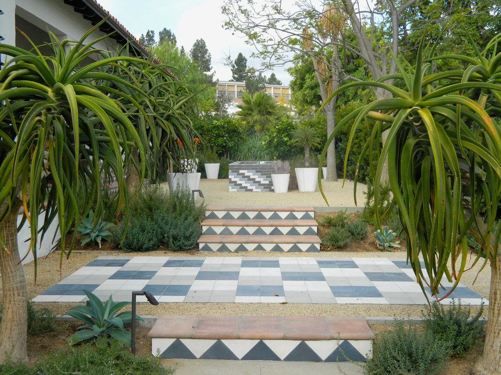 Photo of a mediterranean garden in Los Angeles with gravel.
