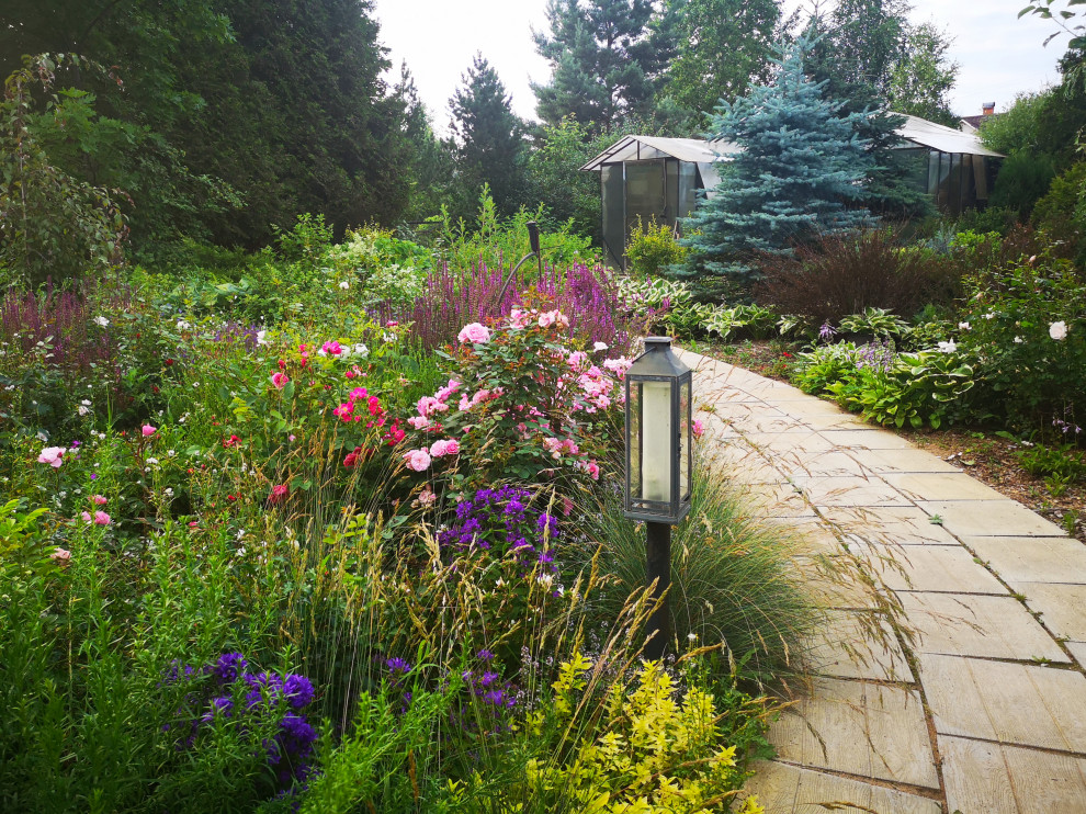 Foto di un giardino esposto in pieno sole di medie dimensioni e dietro casa in estate con pavimentazioni in cemento e recinzione in legno