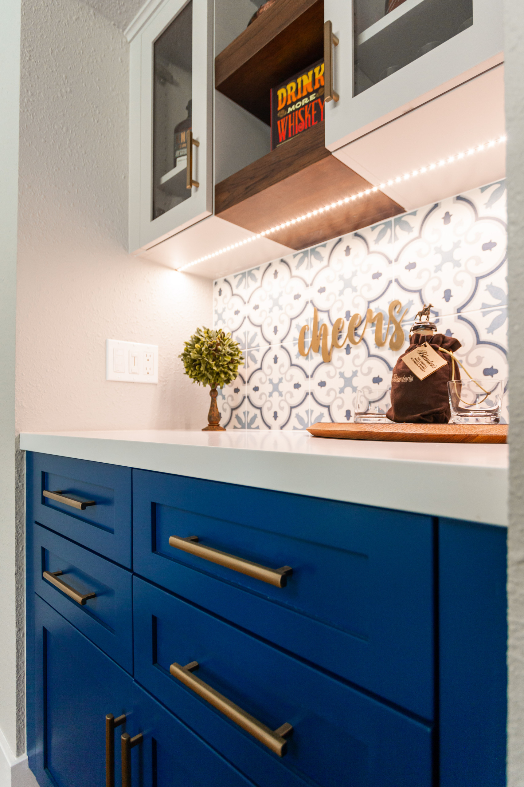 Stunning Kitchen w Blue Island