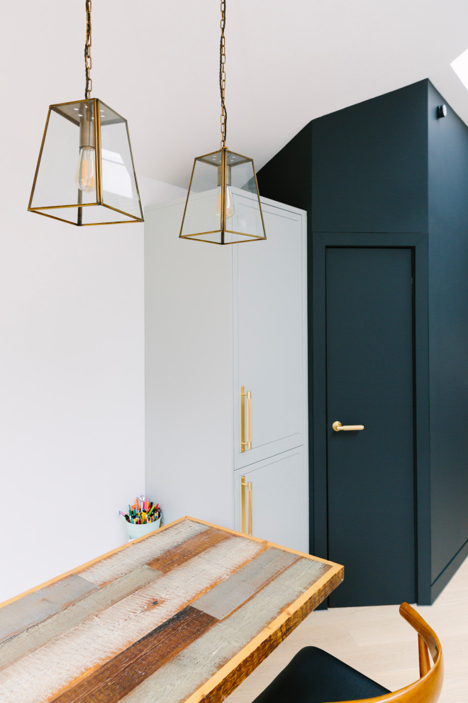 Idée de décoration pour une petite salle à manger ouverte sur la cuisine tradition avec un mur blanc, parquet clair, un sol marron, poutres apparentes et éclairage.