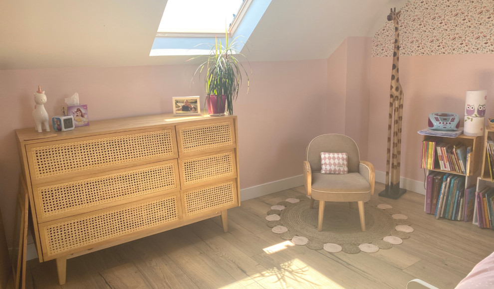 Inredning av ett 50 tals mellanstort flickrum kombinerat med sovrum och för 4-10-åringar, med rosa väggar, ljust trägolv och beiget golv
