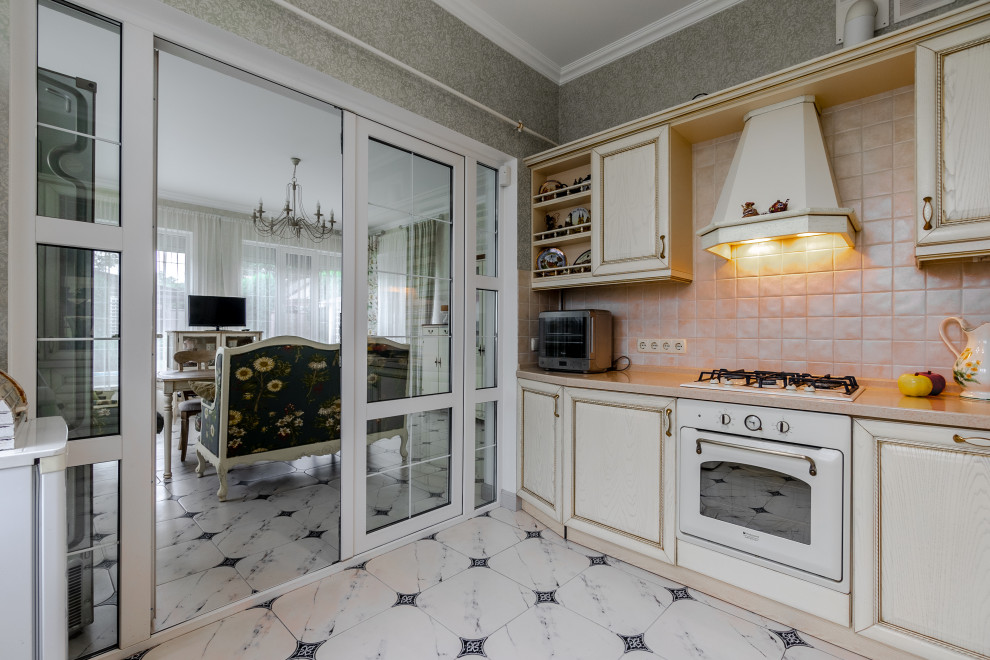 Кухня с выходом в столовую