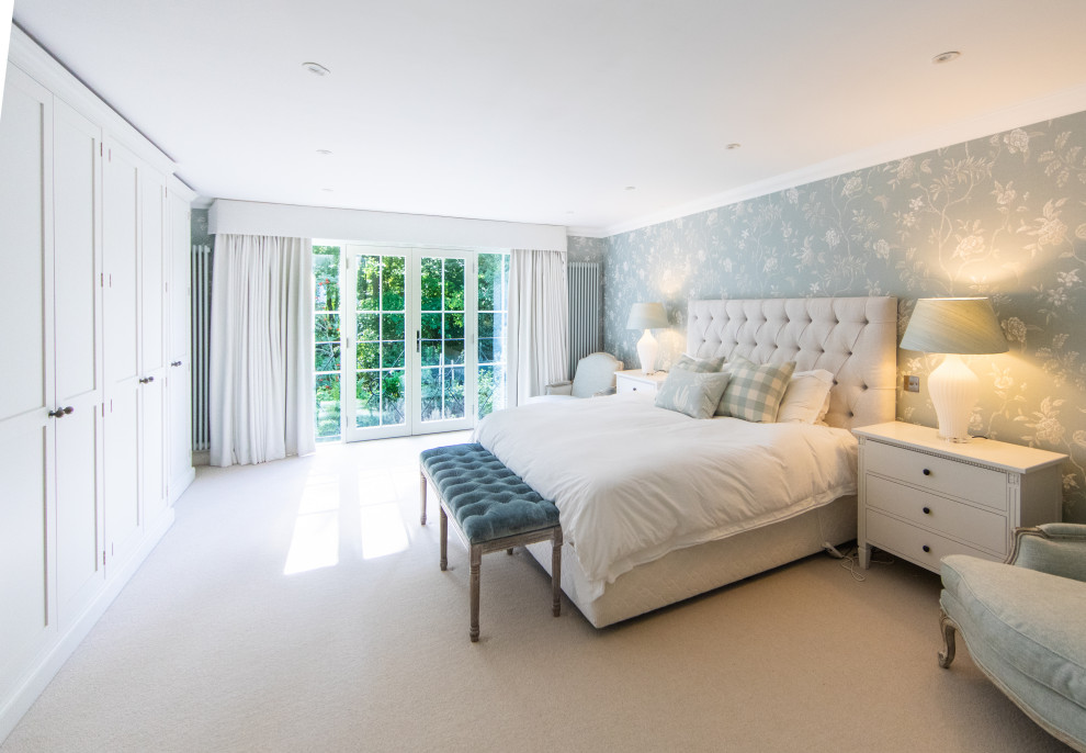 На фото: большая хозяйская спальня в стиле модернизм с синими стенами, ковровым покрытием, бежевым полом и кирпичными стенами