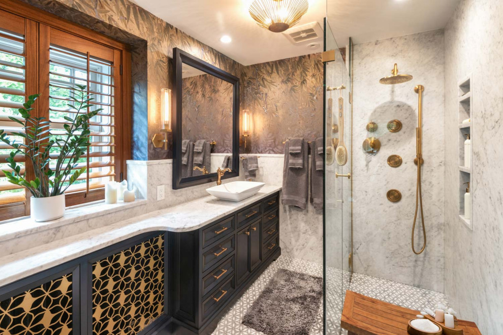 Exemple d'une petite salle de bain rétro avec un placard avec porte à panneau encastré, des portes de placard bleues, du carrelage en marbre, un sol en marbre, un plan de toilette en marbre, un sol blanc, un plan de toilette blanc, meuble-lavabo encastré et du papier peint.