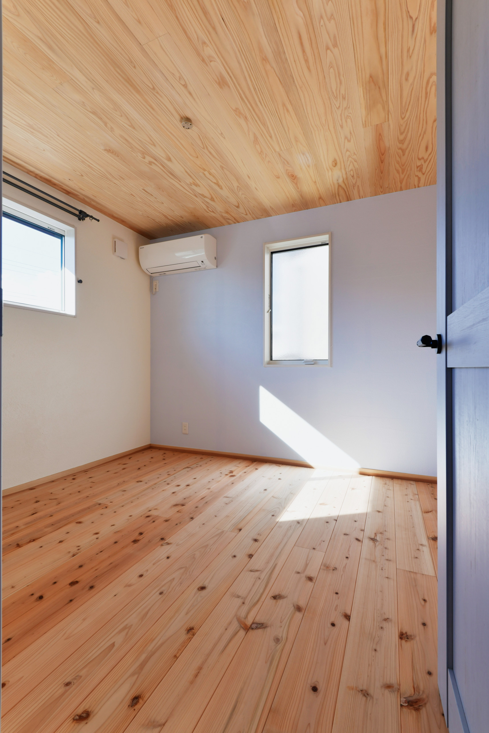 土間×無垢床の切り替えしが、住まい手の哲学を感じる家