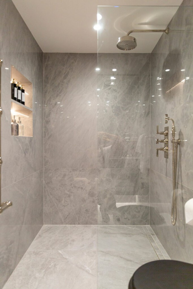 Идея дизайна: большая серо-белая ванная комната: освещение в стиле модернизм с серыми фасадами, накладной ванной, душем над ванной, писсуаром, серой плиткой, стеклянной плиткой, серыми стенами, полом из керамической плитки, душевой кабиной, накладной раковиной, столешницей из нержавеющей стали, серым полом, душем с распашными дверями, коричневой столешницей, тумбой под одну раковину, подвесной тумбой, деревянным потолком, панелями на стенах и открытыми фасадами