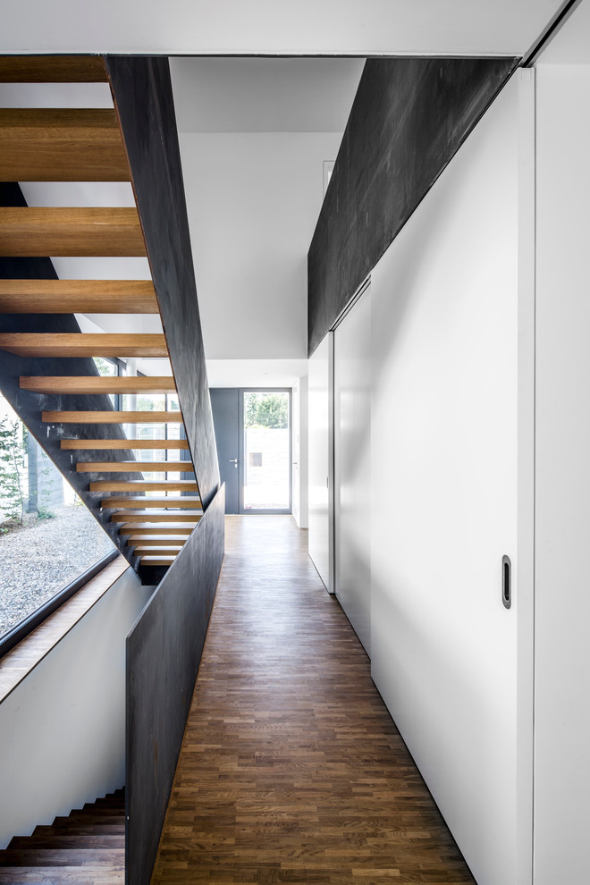 Holztreppe mit offenen Setzstufen in Cologne