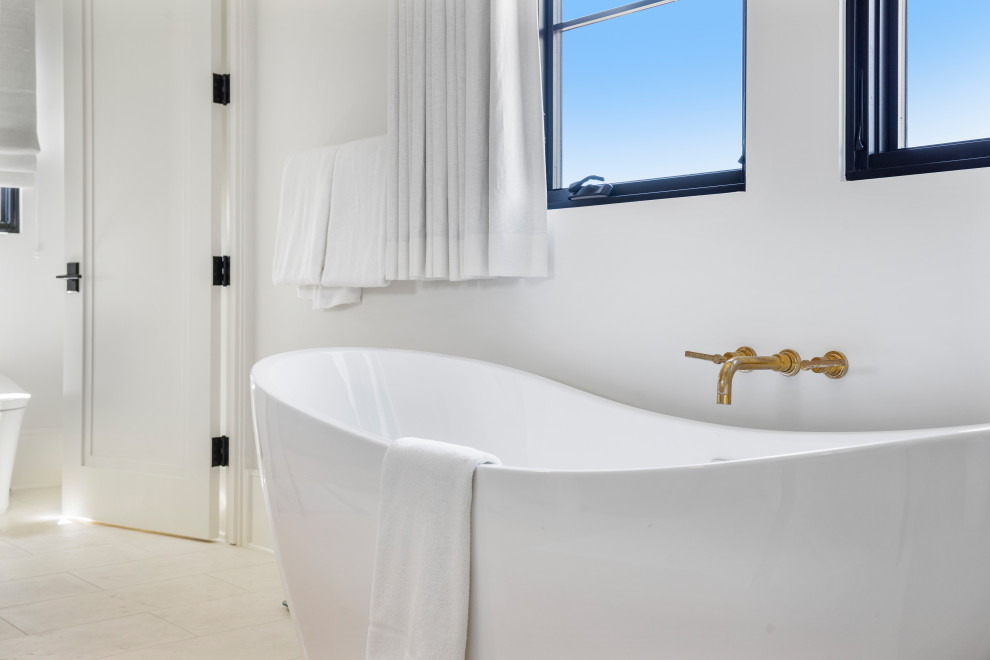 Свежая идея для дизайна: большая ванная комната в средиземноморском стиле с фасадами с декоративным кантом, светлыми деревянными фасадами, отдельно стоящей ванной, двойным душем, унитазом-моноблоком, разноцветной плиткой, мраморной плиткой, белыми стенами, полом из известняка, врезной раковиной, мраморной столешницей, белым полом, душем с распашными дверями, разноцветной столешницей, тумбой под две раковины и встроенной тумбой - отличное фото интерьера