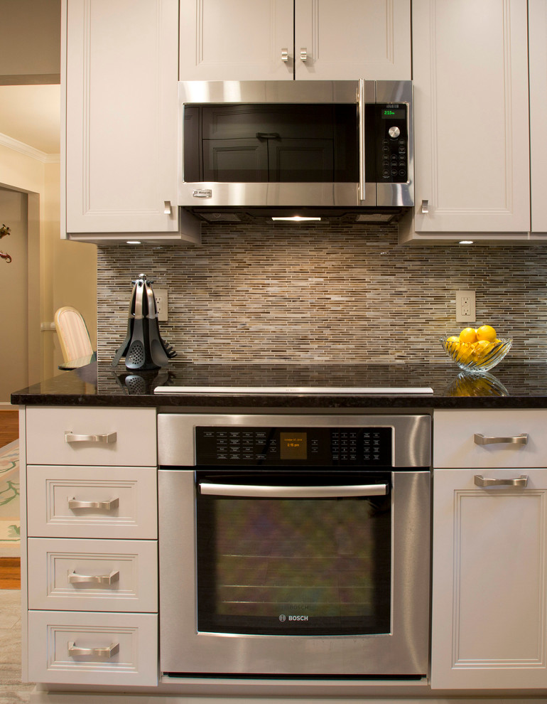 Kitchen - transitional kitchen idea in DC Metro