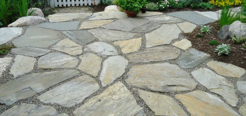 Inspiration for a small country courtyard patio in Other with natural stone pavers.