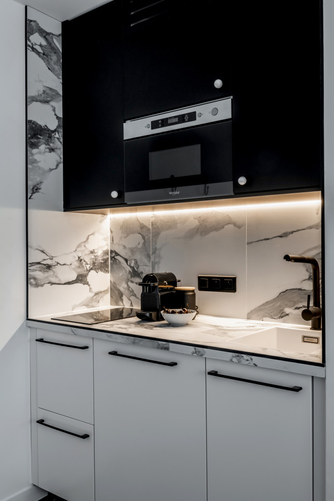 Esempio di una piccola cucina contemporanea con lavello sottopiano, top piastrellato, elettrodomestici neri, pavimento in legno massello medio e pavimento marrone