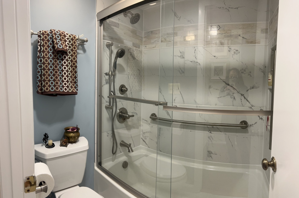 Immagine di una piccola stanza da bagno con doccia chic con vasca/doccia, porta doccia scorrevole e mobile bagno incassato