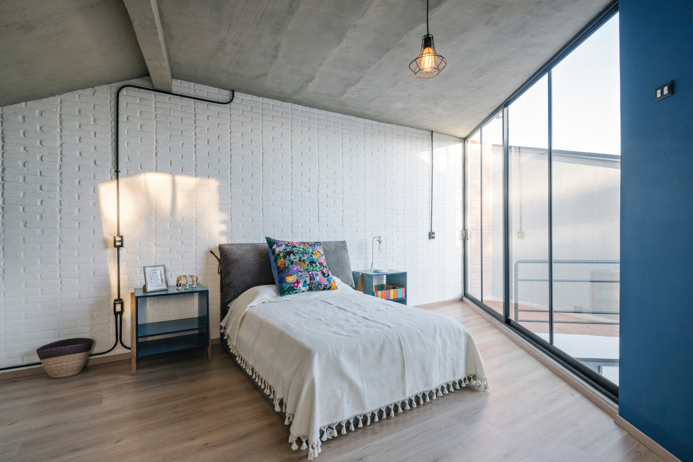 Foto de dormitorio principal y gris y blanco rural de tamaño medio con paredes blancas, suelo de baldosas de porcelana, suelo marrón, vigas vistas y ladrillo