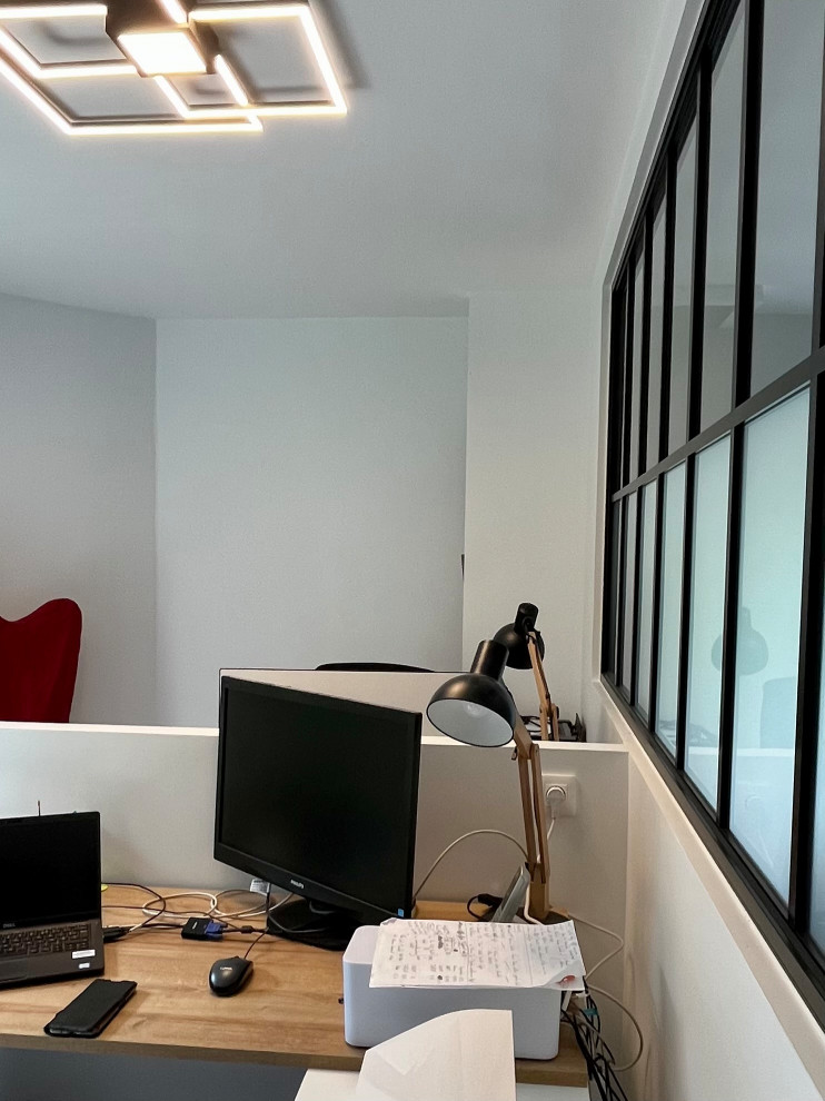 Medium sized contemporary home office in Rennes.