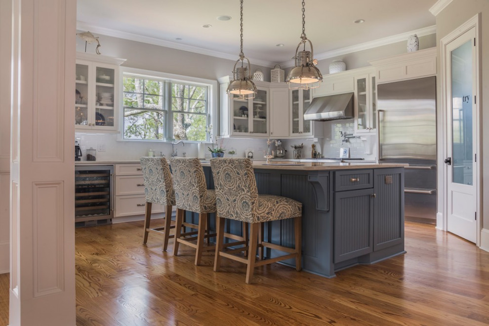 Transitional kitchen photo in Charleston