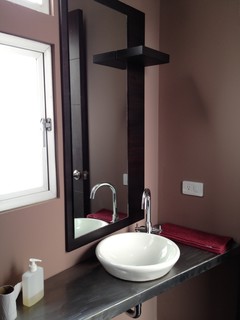 Badezimmer Mit Terrakottafliesen Und Edelstahl Waschbecken Waschtisch Ideen Design Bilder Houzz