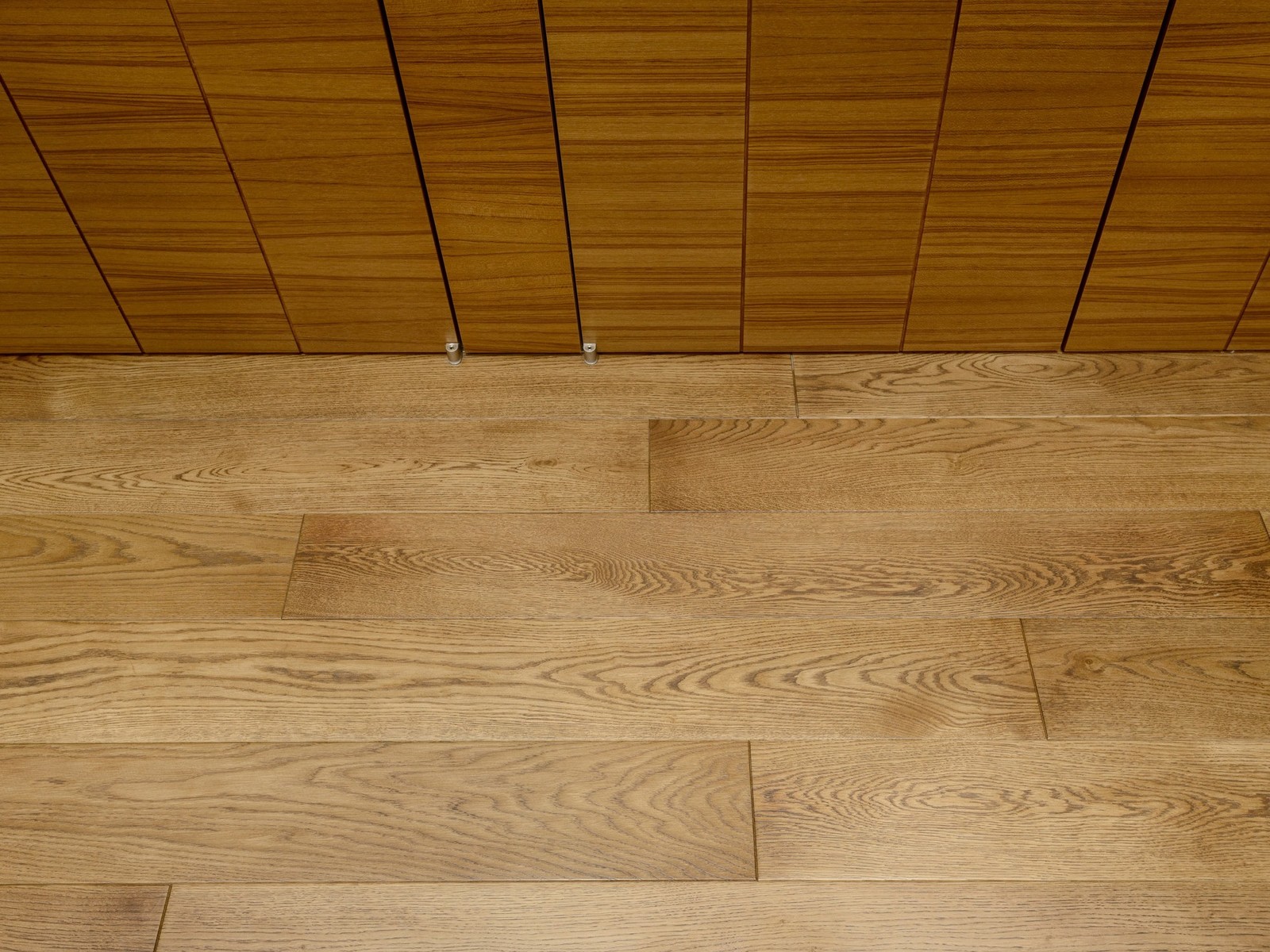 Массивная доска "BEARMADE" в брутальной квартире по проекту Риты Лессинг