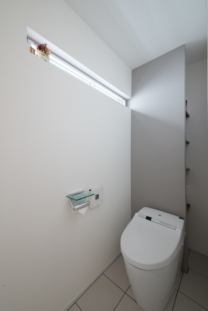 Пример оригинального дизайна: туалет с полом из керамогранита и серым полом