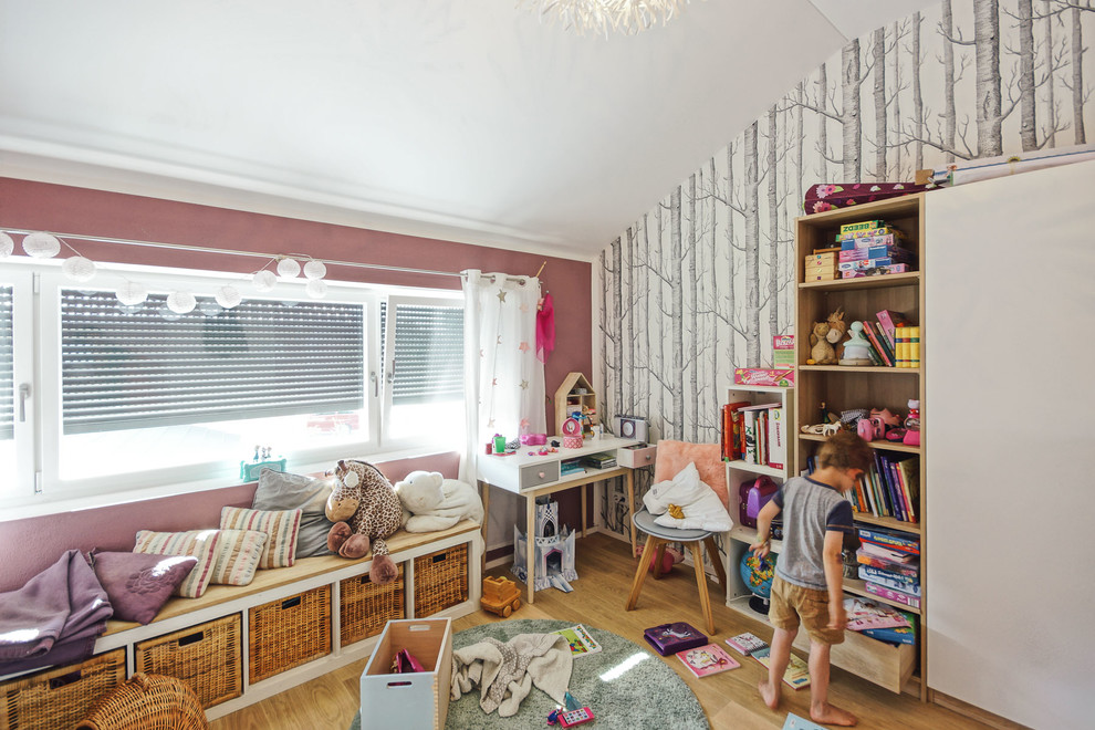 Großes, Neutrales Modernes Kinderzimmer mit Spielecke, rosa Wandfarbe, braunem Holzboden und braunem Boden in Sonstige