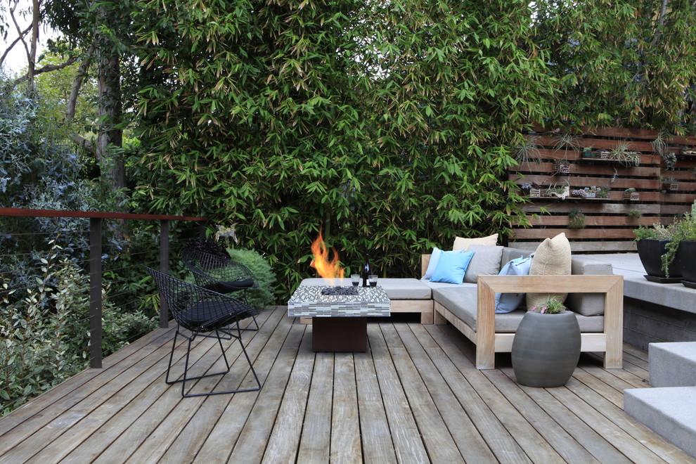 This is an example of a modern deck in Los Angeles with a fire feature.