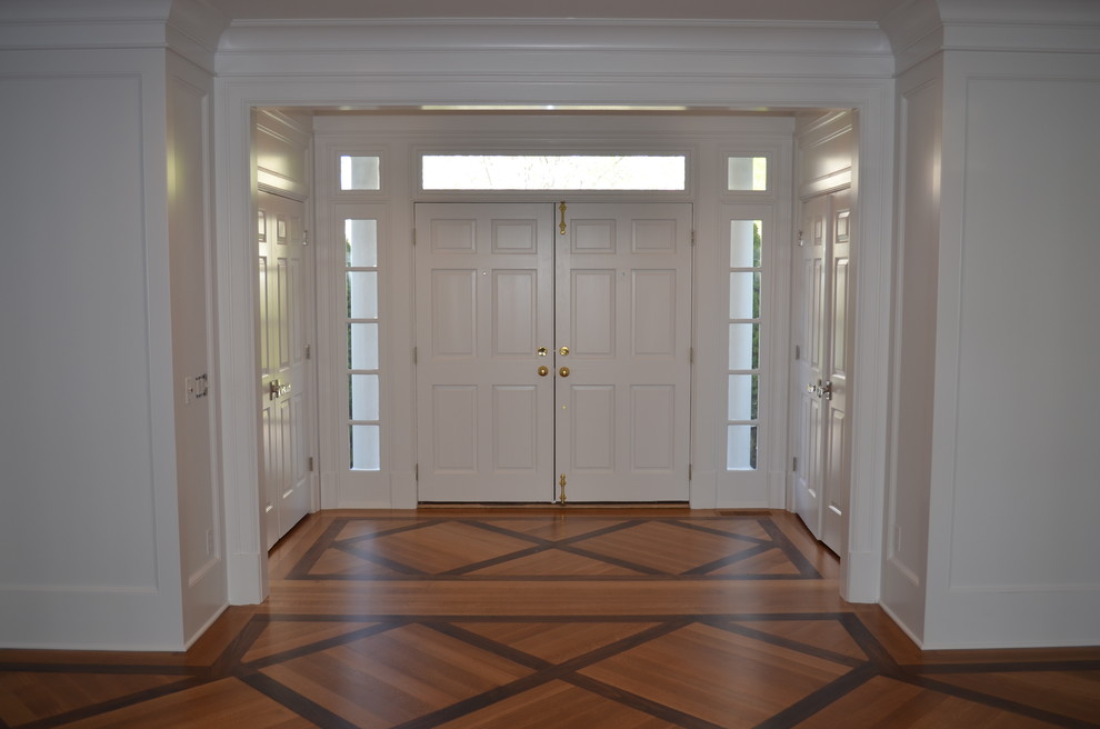 Example of a transitional entryway design in New York