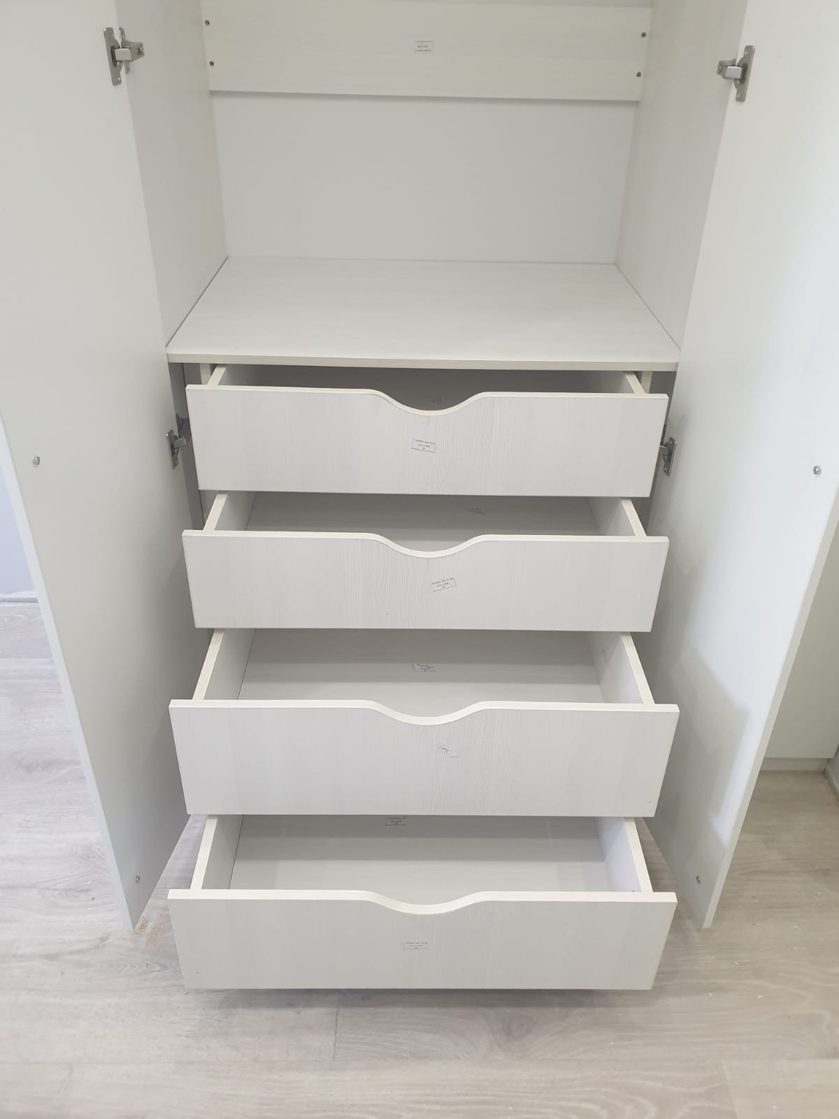 Стильный шкаф с ручками титан