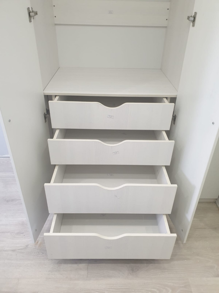 Стильный шкаф с ручками титан