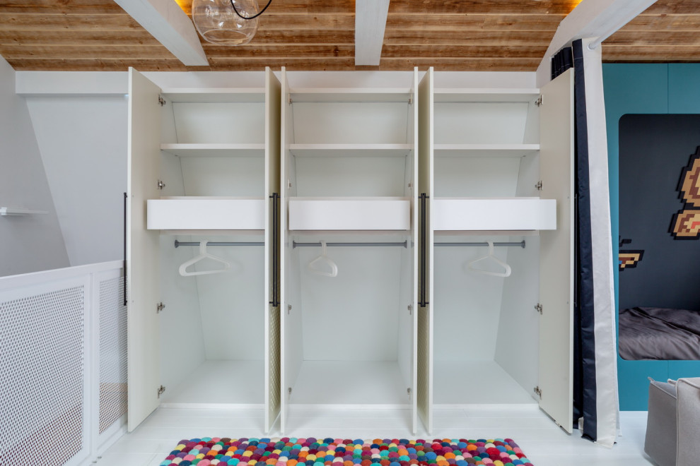 Inspiration för ett funkis könsneutralt barnrum kombinerat med lekrum, med blå väggar, målat trägolv och vitt golv