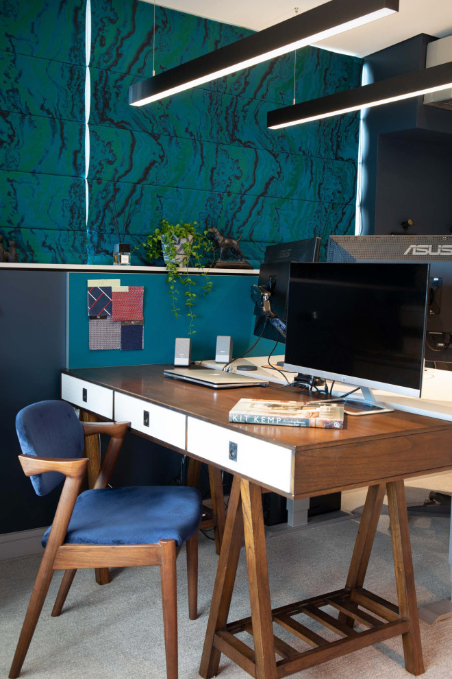 Idee per un ufficio minimalista di medie dimensioni con pareti blu, moquette, scrivania autoportante e pavimento grigio