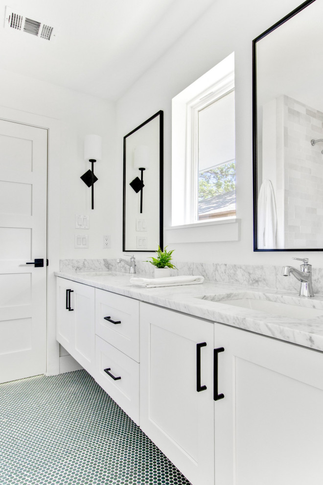 Пример оригинального дизайна: большая детская ванная комната в стиле ретро с фасадами в стиле шейкер, белыми фасадами, ванной в нише, душем над ванной, раздельным унитазом, белой плиткой, белыми стенами, врезной раковиной, зеленым полом, шторкой для ванной, белой столешницей, тумбой под две раковины, подвесной тумбой, мраморной плиткой, мраморным полом и мраморной столешницей