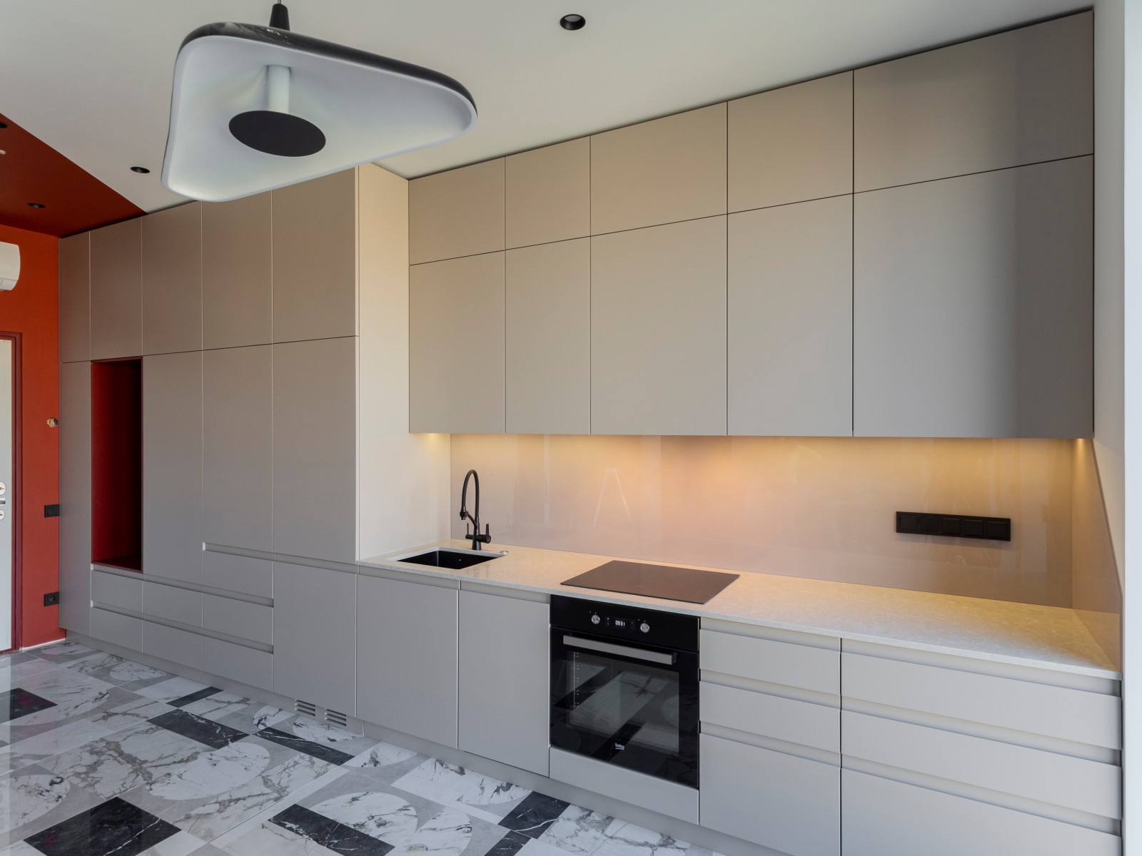 Большая стильная кухня в неоклассическом стиле в светлых тонах