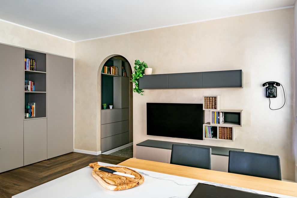 Immagine di un soggiorno minimalista di medie dimensioni e aperto con pareti beige, pavimento in gres porcellanato, TV a parete e pavimento marrone